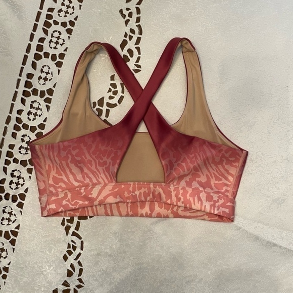 Good American Ombré Cross Over Back Sports Bra - Picture 8 of 15
